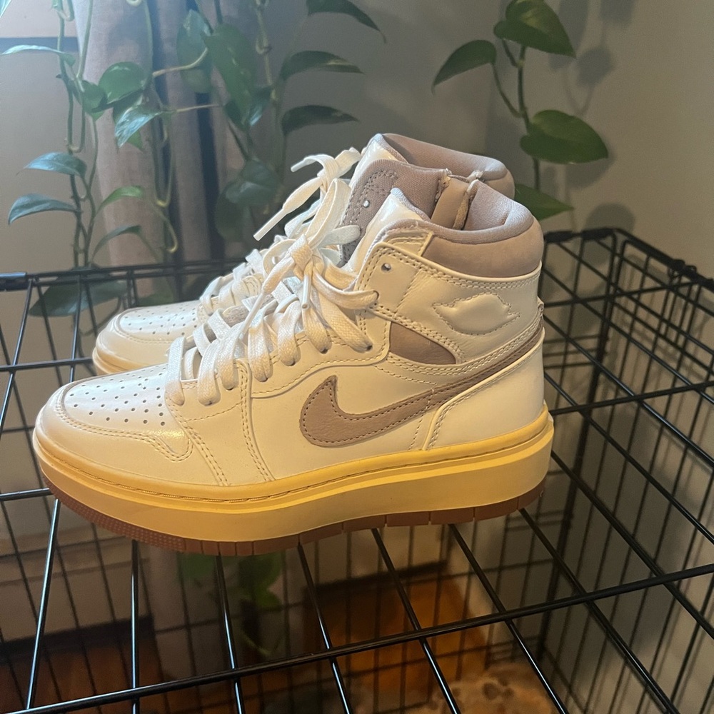 Air Jordan 1 Elevate High SE Women's Sneakers - 5.5 - like new